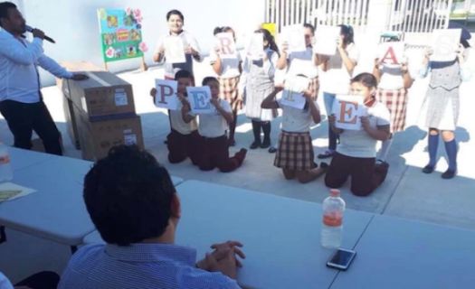 Autoridades escolares hicieron que niños agradecieran donación de diputado hincados y bajo el sol.
