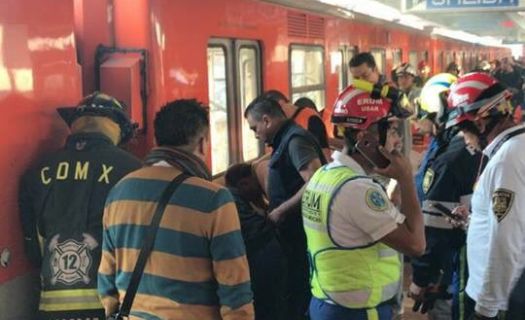 foto: Invidente cae a vías del Metro Xola/Twitter @tritonazteca11