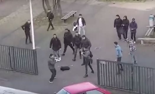 Estudiantes enfrentan a hombre armado. Foto: Captura de Pantalla/Youtube