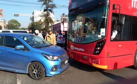 Foto: Primer choque del Metrobús/ Twitter @252COMS