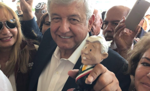 recibe AMLO de Morena al mes y de las regalías de su último libro