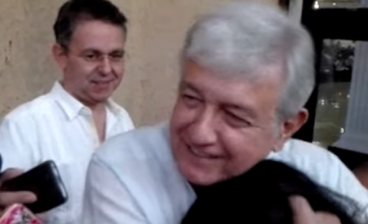 En una acción sorpresiva López Obrador ayudó a reportera que cayó y la abrazó. Foto: YouTube