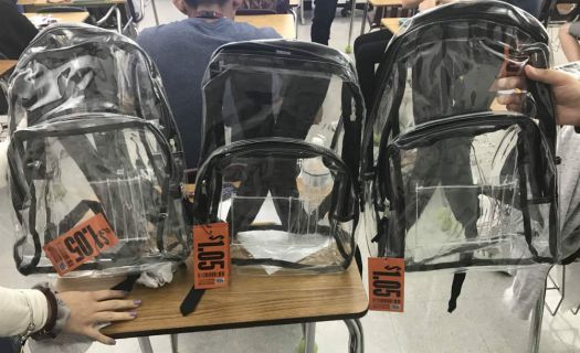 Foto: Mochilas transparentes en Florida / Twitter @Sarahchadwickk