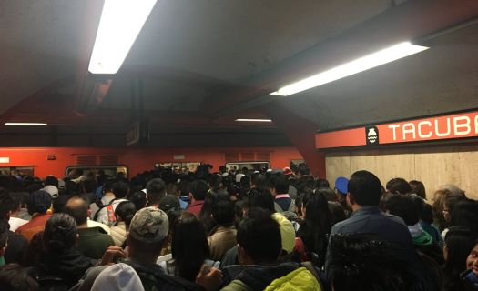Foto: Retraso de trenes en Línea 7 del Metro / Twitter @Hublita