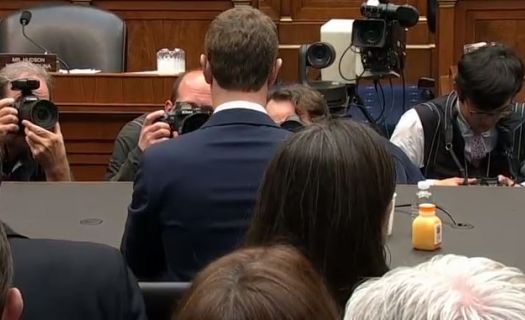 En el segundo día Zuckerberg tuvo una audiencia con la Cámara de representantes.