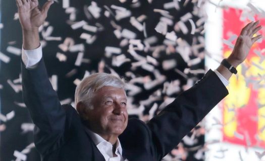 López Obrador en el evento de cierre de su campaña en el estadio Azteca (Foto de la cuenta de Twitter de Beatriz Gutiérrez Müller)