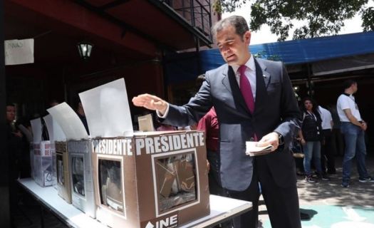 Lorenzo Córdova, presidente Consejero del Instituto Nacional Electoral, ejerciendo su voto.