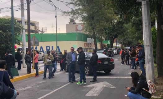 Padres se manifiestan ante demolición del Colegio Rébsamen Foto: Twitter W Radio México