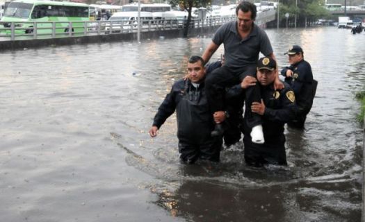 Aunque el gobierno responsabiliza a la basura del 50% de las inundaciones, para Luis Zambrano, investigador de la UNAM, eso es un poco irrelevante.