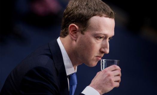 Los 16 mil millones de dólares que se esfumaron de las manos de Zuckerberg siginfican un año de pérdidas para el fundador de Facebook. Fuente: Bloomberg.