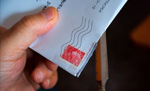 Varias dependencias del gobierno estadounidense recibieron sobres con CDs que contenían software maligno, un ciberataque por correo postal