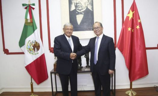 Reunión entre virtual presidente electo Andrés Manuel López Obrador y embajador de China en México, Qiu Xiaoqi Foto: Twitter Andres Manuel López Obrador @lopezobrador_