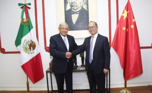 Obrador recibió en su casa de campaña al embajador chino, Qiu Xiaoqi.