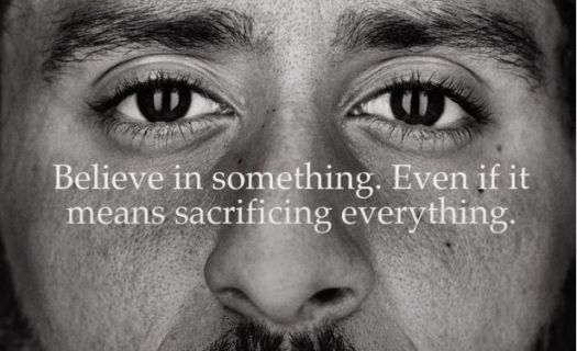La nueva campaña de Nike tiene como imagen al primer jugador en arrodillarse durante el himno nacional norteamericano a manera de protesta por el racismo.