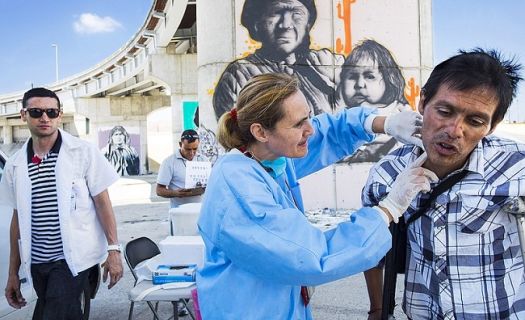 Doctora de la Universidad de San Diego examina a consumidor de drogas en Tijuana como parte de un programa de prevención de VIH auspiciado por la institución. Imagen: Jonhn Cohen y Malcom Linton en "Tomorrow is a long time: Tijuana's unchecked HIV/AIDS epidemic".