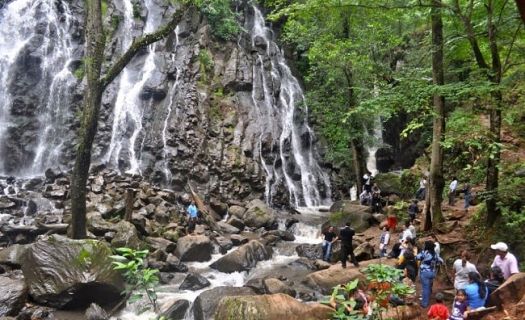 Cascada Velo de Novia en Valle de Bravo, a pocos kilómetros del área protegida. Foto: Katiebordner/Flickr