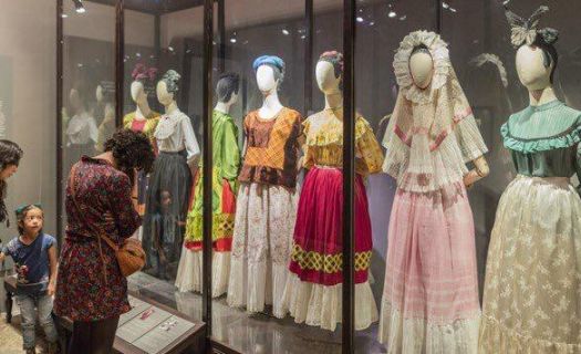 La exhibición del vestuario de Frida Kahlo en Londres