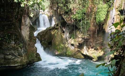 El turismo representa una pieza importante en la economía del país. En la foto, el puente de Dios en Tamasopo, San Luis Potosí (Foto: flickr Carlos Adampol).