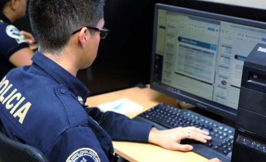 Un agente de Seguridad Pública atendiendo denuncias ciudadanas (Foto: SSP)