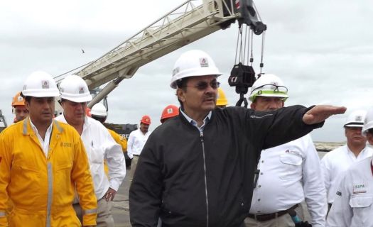 El director general de Pemex, Octavio Romero Oropeza, en recorrido por una Terminal Marítima.