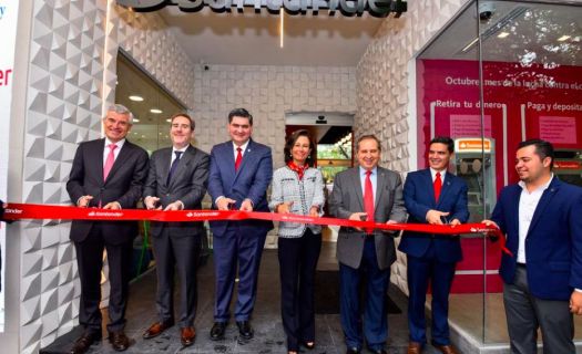 Ana Botín en una sucursal interactiva dentro del Tecnológico de Monterrey. Foto: Santander.