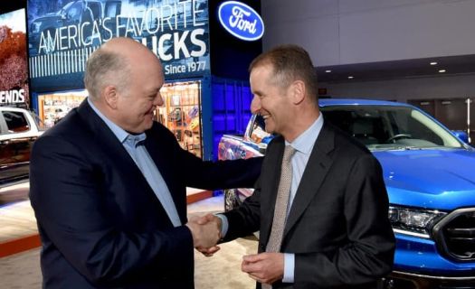 Jim Hackett, CEO de Ford Motor Company, y Herbert Diess, CEO de Volkswagen Group, en el pasado Autoshow 2019 de Norteamérica (Foto: Ford.com/Sam VarnHagen)