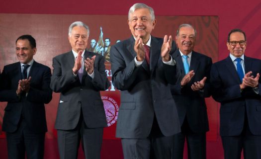 El presidente Andrés Manuel López Obrador y el empresario Carlos Slim a su izquierda este martes en Palacio Nacional (lopezobrador.org.mx)