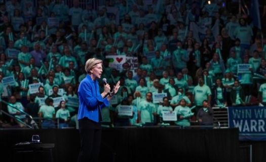 Elizabeth Warren, senadora por Massachusetts y precandidata demócrata a la presidencia de EU, en un evento en Iowa el pasado 2 de noviembre (Foto: Twitter @ewarren) 