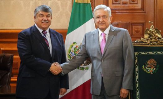 Richard Trumka, presidente del AFL-CIO -la mayor central obrera de EU- con el presidente Andrés Manuel López Obrador el 5 de septiembre pasado en Palacio Nacional (Foto: Twitter)