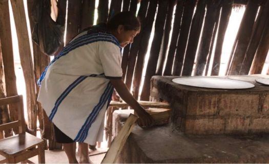 Catalina Santiz preparando el horno de leña para cocinar en Yocwitz, Chiapas. (Foto: Martiza Lavin, Oxfam)