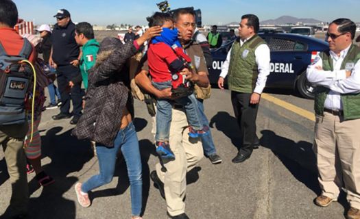 Funcionarios del Instituto Nacional de Migración (INM) en funciones. (Foto: Canal del Congreso)