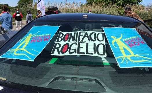 El 13 de junio se realizó en Ontario una caravana por la justicia en apoyo a los trabajadores migrantes agrícolas. En la imagen, un vehículo con carteles para recordar a los mexicanos fallecidos por Covid-19 (Foto: @DeenaLadd)