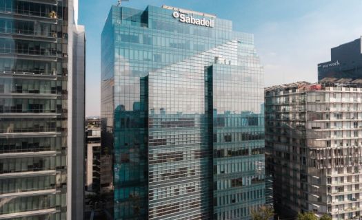 El banco Sabadell encargó a Goldman Sachs explorar opciones de venta, fusión, o compra de una entidad más pequeña para enfrentar su futuro inmediato, informó Bloomberg.