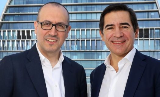 Onur Genç, consejero delegado, y Carlos Torres Vila, presidente del grupo financiero español BBVA, en un encuentro con empleados del grupo en abril pasado (Imagen: BBVA)