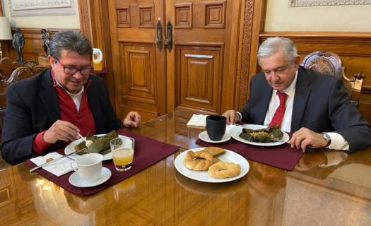 El senador Ricardo Monreal y el presidente Andrés Manuel López Obrador, desayunando en Palacio Nacional el pasado lunes 7, para conversar sobre las iniciativas de reformas en el Congreso (Foto: lopezobrador.org.mx)