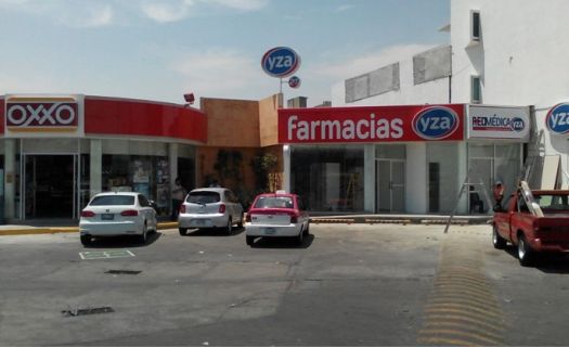 Locales de tienda Oxxo y Farmacia Yza, del Grupo Femsa, en Iztapalapa, Ciudad de México (Foto: Oxxo Inmuebles)