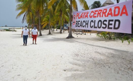 El confinamiento por la pandemia afectó gravemente a los negocios turísticos. En la imagen, una playa cerrada en Isla Mujeres, Quintana Roo (Foto: Gobierno de Quintana Roo)