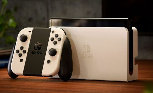 La nueva versión también estará disponible en color blanco y negro, además del tradicional rojo/azul (Foto: Nintendo).