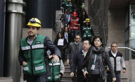 No existe algún método ni tecnología que pueda predecir un sismo, lo único que puede ayudar cuando se presente uno es la prevención. 