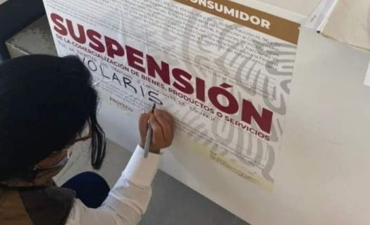 La Profeco colocó diversos carteles de suspensión en las aerolíneas Volaris y VivaAerobus. (Foto: Profeco)