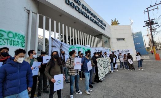 Desde temprana hora del lunes los estudiantes manifestaron su rechazo al proceso de nombramiento del director general (Foto: Twitter plumaverde.org)