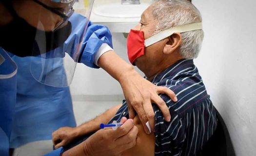 Vacunación de refuerzo para adultos mayores inicia mañana en CDMX