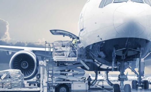 Trabajadores aeroportuarios cargan una aeronave. (Foto: Gobierno de México)