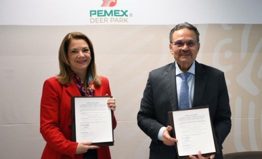 El director de Pemex, Octavio Romero Oropeza en la firma de compra total de Deer Park. (Foto: @Pemex)