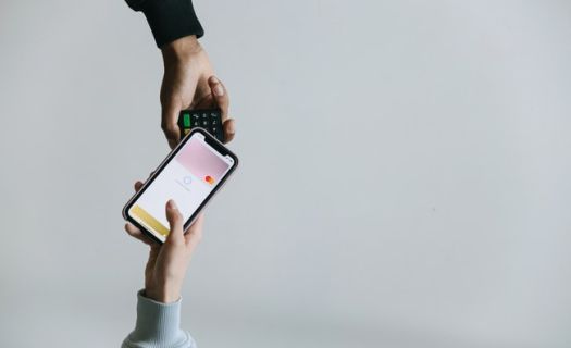 La Comisión Europea denunció que Apple Pay es anticompetitivo por no permitir otras opciones de pago sin contacto (Foto:Pexels)