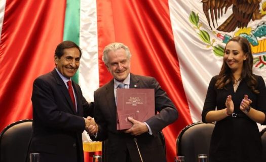 El Secretario de Hacienda, Rogelio Rodríguez de la O, entregando el PE 2023 al Presidente del Congreso de la Unión, Santiago Creel. (@SantiagoCreelM)