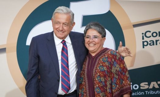 Raquel Buenrostro y López Obrador en julio durante la celebración del 25 aniversario del SAT (Foto: lopezobrador.org.mx)