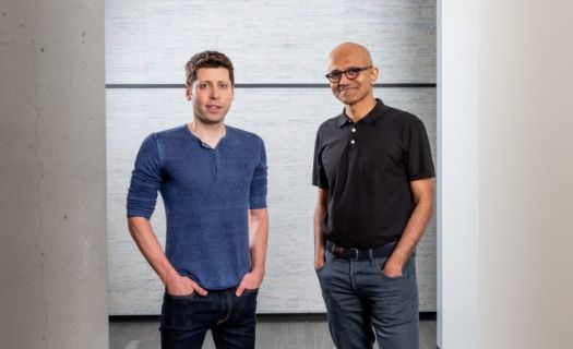 Sam Altman, CEO de OpenAI (izquierda), y el CEO de Microsoft, Satya Nadella en una imagen de 2019 (Foto: Microsoft.com)