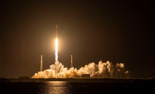 El cohete Falcon 9 lanzó 54 satélites Starlink a la órbita terrestre baja, completando la misión número 60 de SpaceX en 2022 (Foto: Twitter)