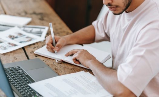 Los ingresos de los hombres con posgrado completo o incompleto cayeron 43% entre 2016 y 2022, según INEGI (Foto: Pexels)